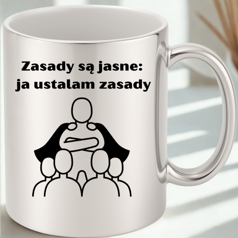 Kubek z zabawnym napisem dla szefa – „Zasady są jasne: ja ustalam zasady”