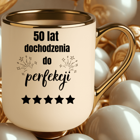 Kubek na 50 urodziny z napisem „50 lat dochodzenia do perfekcji”