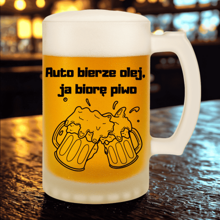 Kufel prezent dla kierowcy – "Auto bierze olej, ja biorę piwo", humorystyczny napis