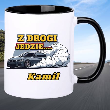Kubek dla fana motoryzacji – „Z drogi, jedzie [IMIĘ]”, personalizowany upominek