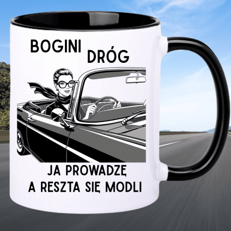 Kubek dla kobiety kierowcy z napisem „Bogini dróg. Ja prowadzę, a reszta się modli” – idealny prezent