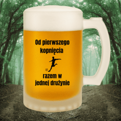 Kufel dla piłkarza "Od pierwszego kopnięcia..."